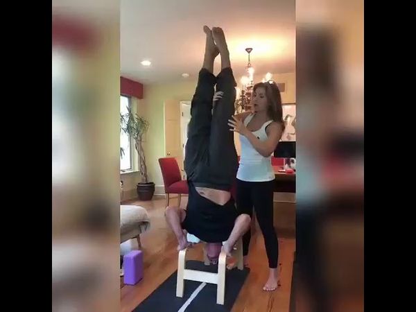 رضا پهلوی در حال بالانس زدن