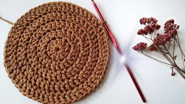 PERFEKTER KREIS MIT HÄKELPFOSTEN MIT UMHANG