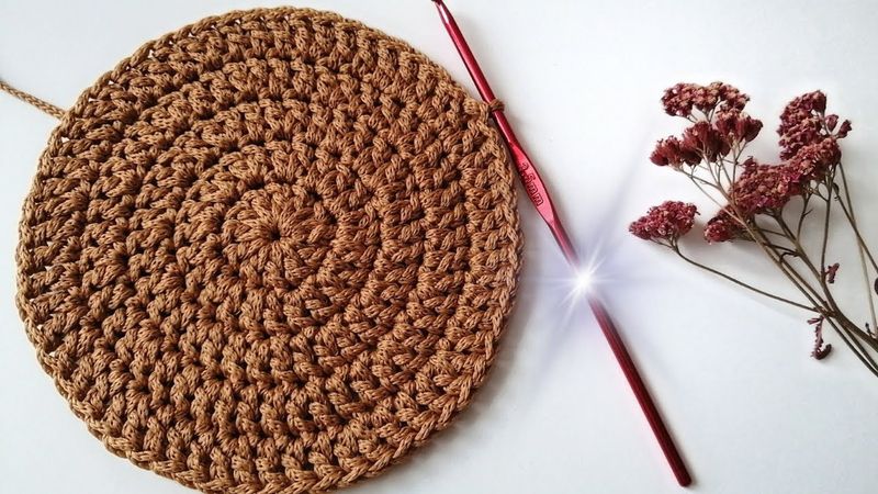 PERFEKTER KREIS MIT HÄKELPFOSTEN MIT UMHANG