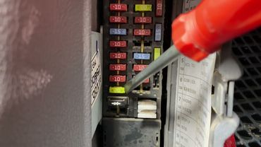 Hyundai Accent ПРЕДОХРАНИТЕЛИ В САЛОНЕ