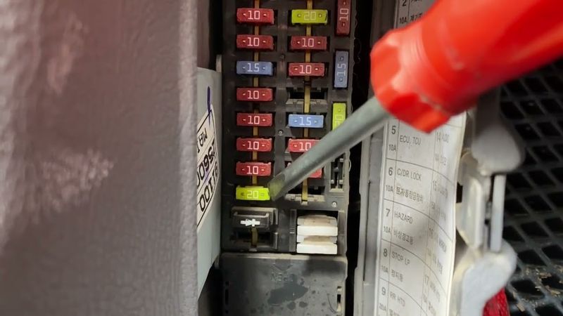 Hyundai Accent ПРЕДОХРАНИТЕЛИ В САЛОНЕ