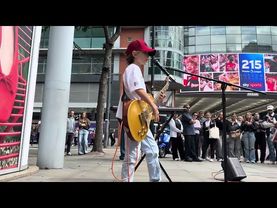 Johnny B Goode - Chuck Berry #leonardopatrick #rocknroll #busker #manchester #guitarboy #fyp #crowd