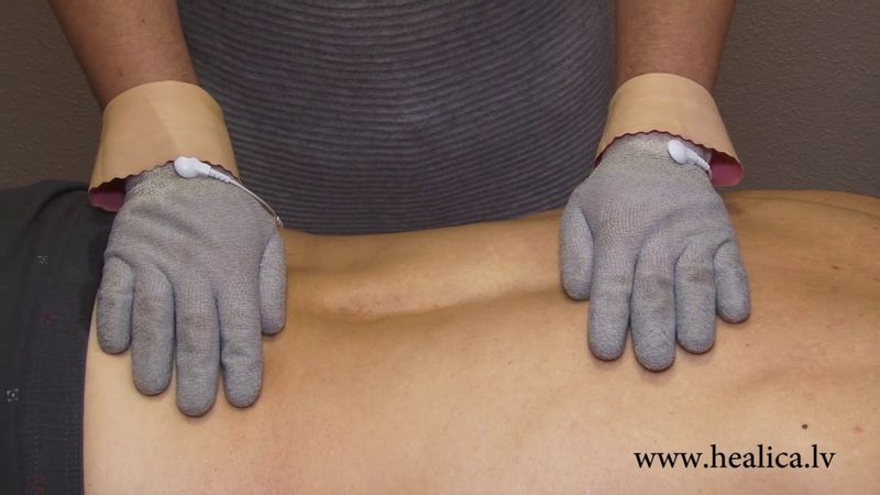 SCENAR masāža ar cimdiņiem.