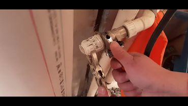 Подключаю раковину гибкой подводкой.