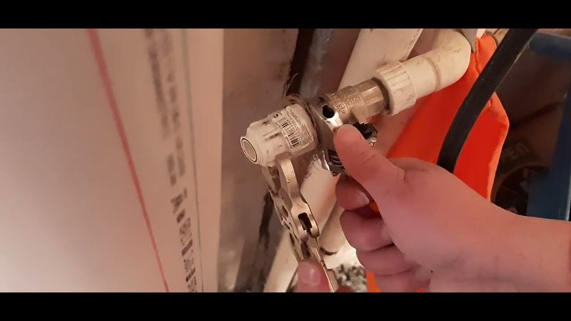 Подключаю раковину гибкой подводкой.