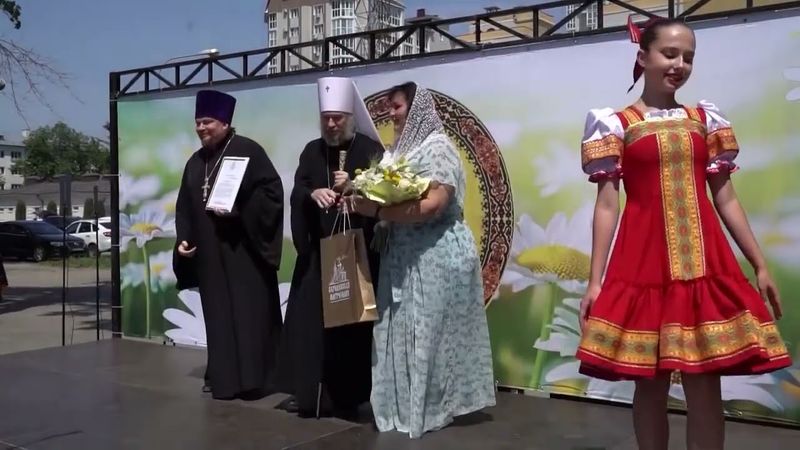 День семьи, любви и верности отметили концертом у Благовещенского собора Воронежа