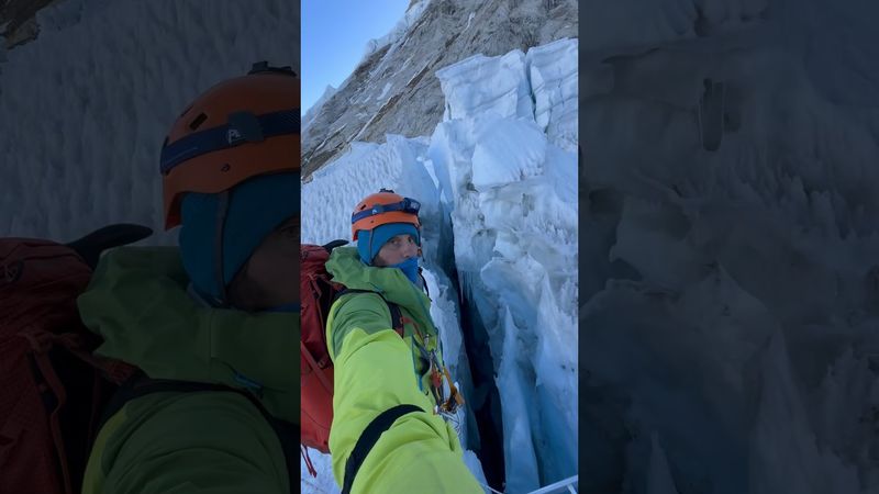 Лестница через трещину на Эвересте. #эверест #mountains #climbing #trekking #everest #travel