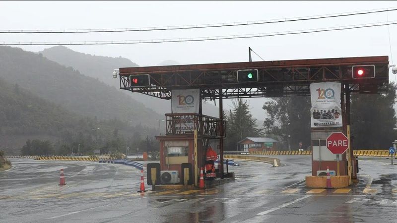 Chilean copper mine entrance after collapse leaves one dead, five missing | AFP