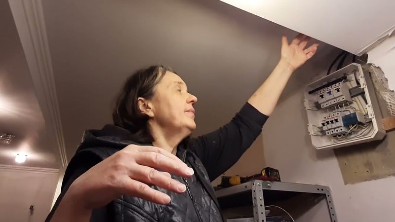 Переношу электрощиток. Достраиваю перемычку как советует Земсков. Жилая квартира в реальном времени.