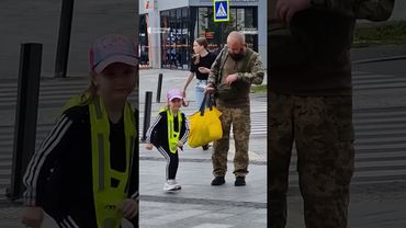 Діти підходять до військових, аби подякувати