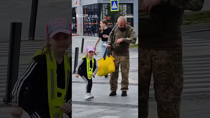 Діти підходять до військових, аби подякувати