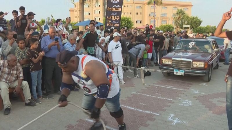 Египетский силач Кабонга протащил 20 машин, чтобы побить рекорд Гиннесса