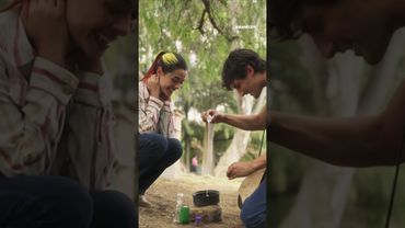 Tona le hace un collar mágico a Malú #Amanecer #Uninovelas