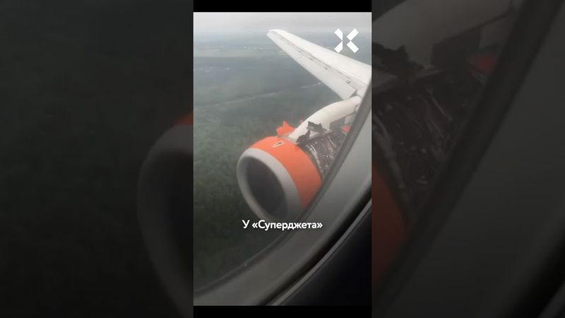 У самолета Москва-Батуми сорвало капот