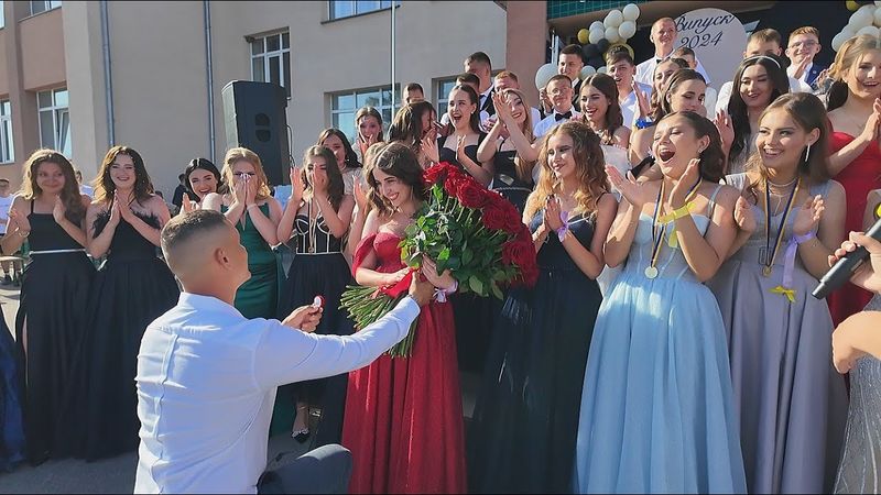 Неймовірна пропозиція руки та серця на випускному (2024)