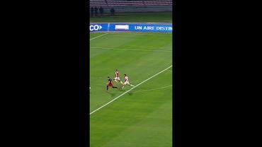 DEL ÁREA AL ARCO: SALAS CASI MARCA EL TERCERO