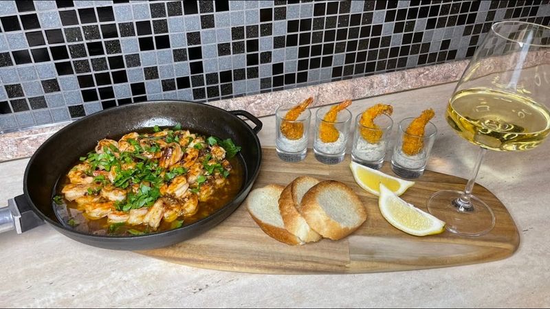 Когда нашёл креветки по акции) Смотреть со звуком