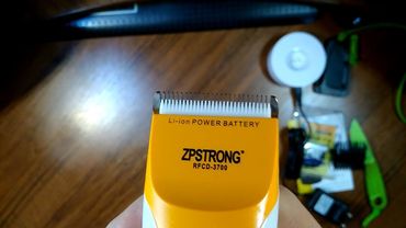 Машинка для стрижки и зарядка для кроны.