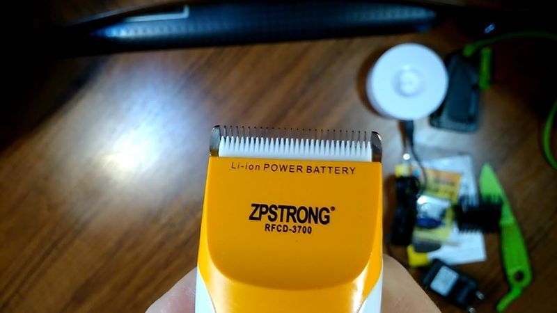 Машинка для стрижки и зарядка для кроны.