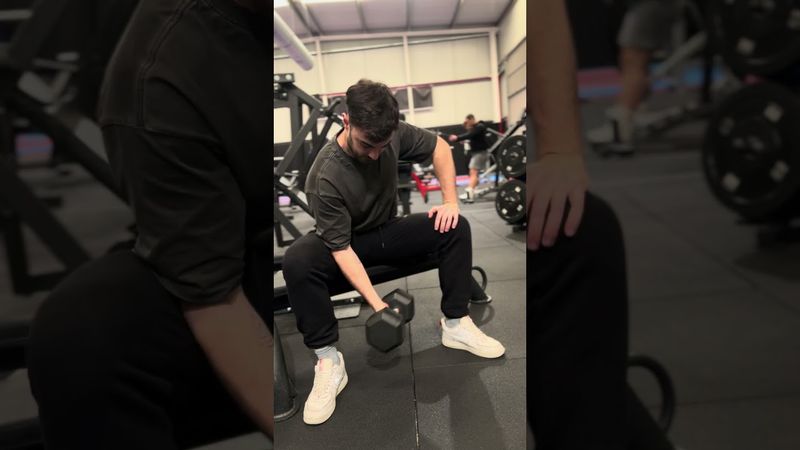 Curl concentrado con mancuerna - Bíceps