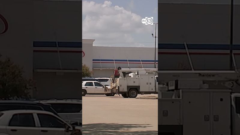 HCSO detention officer arrested, accused of pointing gun at assumed shoplifter