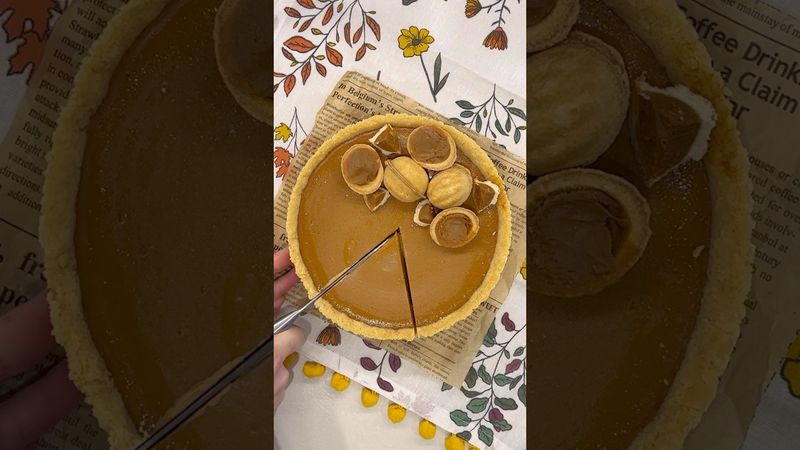 Цей чизкейк ніби один величезний горішок із вареним згущеним молоком😍 ⠀
