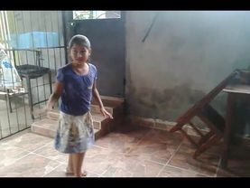 Menina com segue fazer ponte