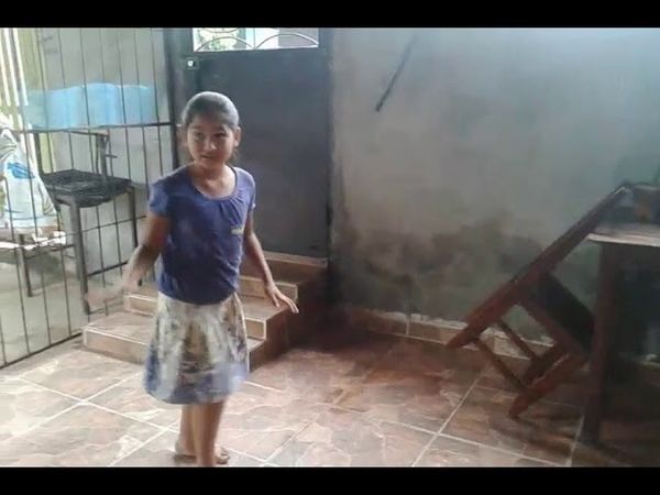 Menina com segue fazer ponte