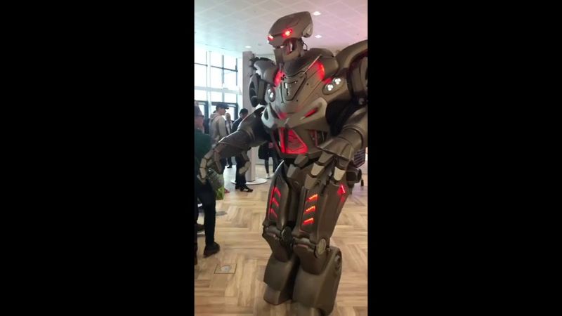 Робот на відкритті торговельного центру