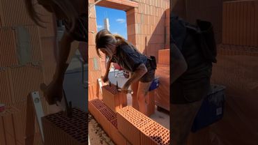 Einfach nur auf der Baustelle den 17,5er HLZ Zahnziegel vermauern 💪🏽🧱#shorts #handwerk #maurerin