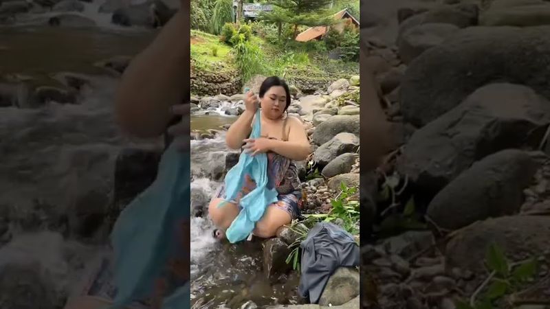 Nyuci Baju Di Sungai