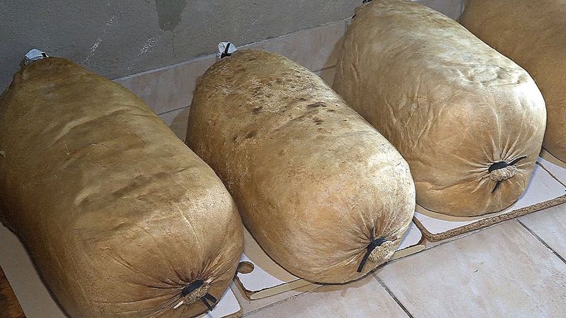 Сыр в мешках из коровьей кожи – уникальный продукт юга Боснии
