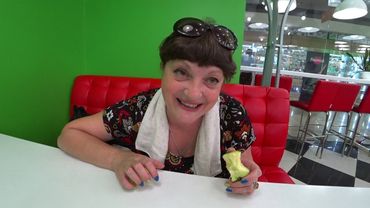 МАМА ПЕРВЫЙ РАЗ В КАФЕ ЗА ПОСЛЕДНИИ 20 ЛЕТ