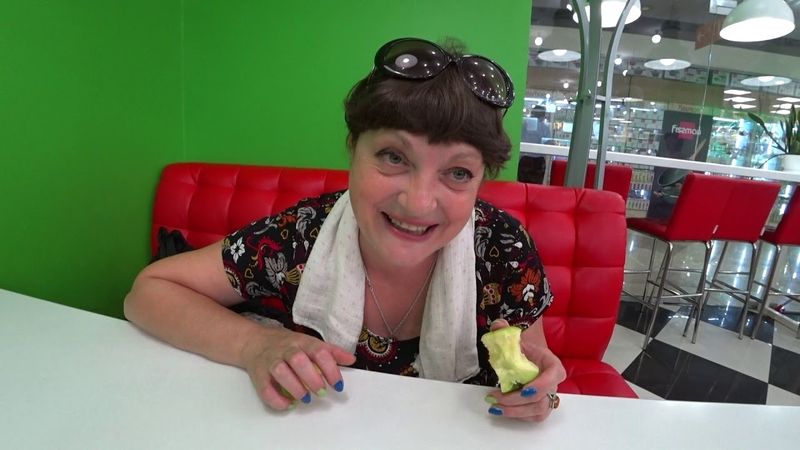 МАМА ПЕРВЫЙ РАЗ В КАФЕ ЗА ПОСЛЕДНИИ 20 ЛЕТ