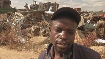 Незамеченными героями называют сборщиков металлолома в Зимбабве