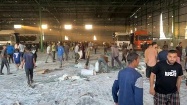 Thousands break into a UN warehouse in central Gaza | AFP