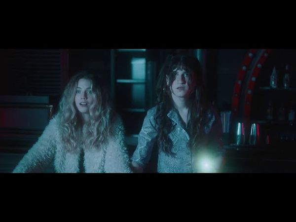 Ozbi '' Geceyi Anlatmış '' (Official Video)