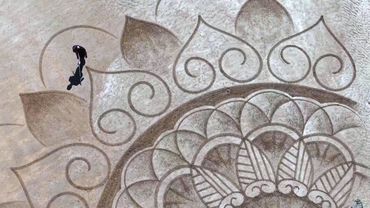 Гигантские картины на песке создаёт молодой художник из Франции