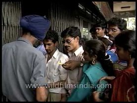 1996 के आसपास की सावित्री सिनेमा की भीड़ - दिल्ली में सिनेमा टिकटों के लिए लंबी कतारें