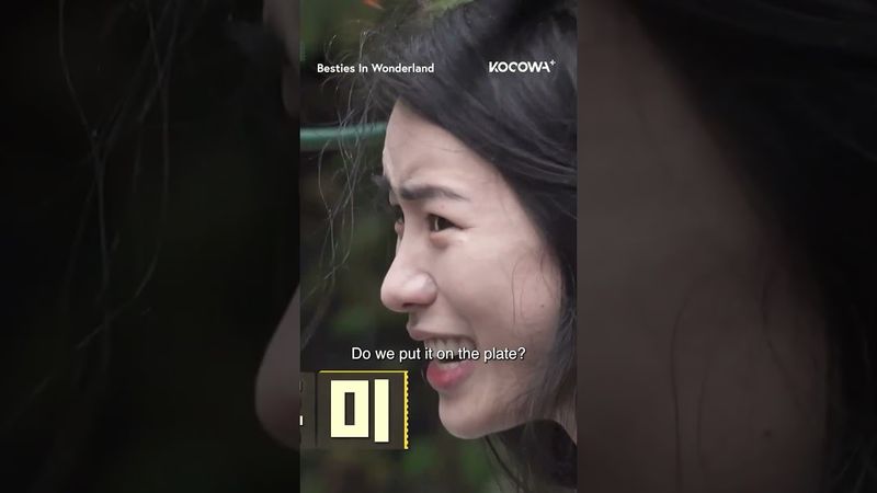 #LeeSangYi & #LimJiYeon are overwhelmed by the birds during feeding time 😂🦜 #bestiesinwonderland