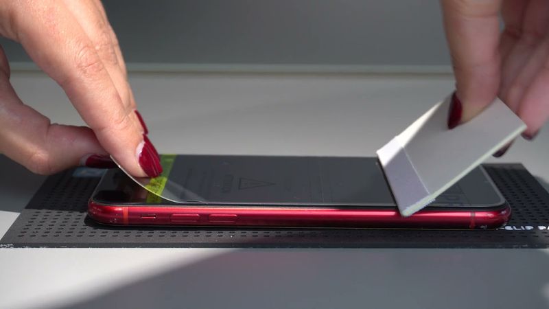 Как наклеить гидрогелевую пленку на экран