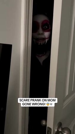 Harmless prank. Suitable for halloween 😂😂😂 #halloween #scareprank #fu...