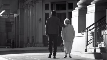 Ricardo Arjona - Mi Novia Se Me Está Poniendo Vieja (Video Oficial)