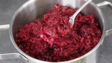 Просто обожаю такую свеклу! Готовлю кастрюлю, ставлю в холодильник... и салат, и гарнир, и на хлеб