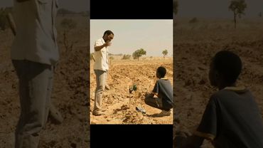 Отец не верил, в сына! Фильм: Мальчик, который обуздал ветер (2019) #фильм #shorts #драма