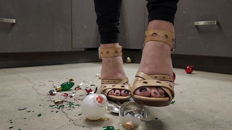 High heel crush Christmas ornament and light bulbs #asmrcrush #odlysatisfying #asmrsounds