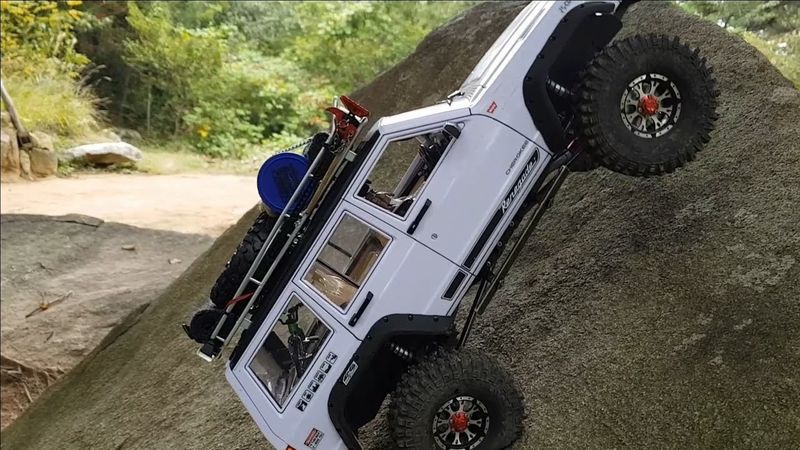 Axial SCX10 II Full Metal Jeep Cherokee Man-duk Rock Crawling 2