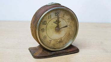 RESTORATION OF a very rusty ALARM CLOCK "Vityaz". Restoring old watches.