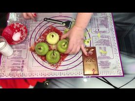 Имбирный пирог с соленой карамелью и грушами