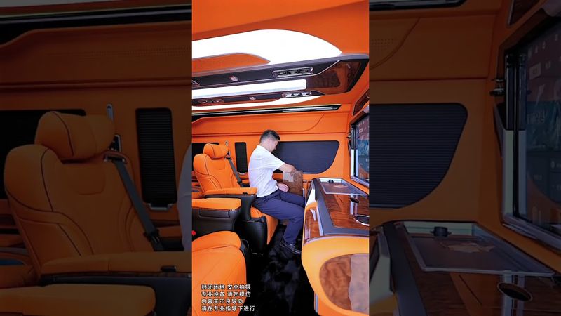 This business car is so beautiful, the appearance is very grand